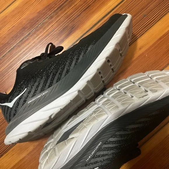 Women’s Hoka One. 10.5 - Picture 5 of 7